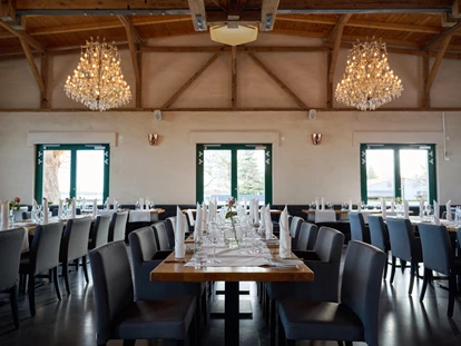 Hochzeit - Umgebung: mit Seeblick - Schwielowsee - Tische werden So ausgerichtet. dass das Brautpaar immer zu sehen ist. - Restaurant Filterhaus
