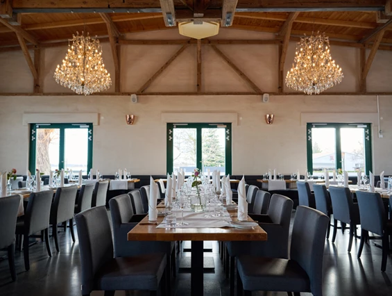 Hochzeitslocation: Tische werden So ausgerichtet. dass das Brautpaar immer zu sehen ist. - Restaurant Filterhaus