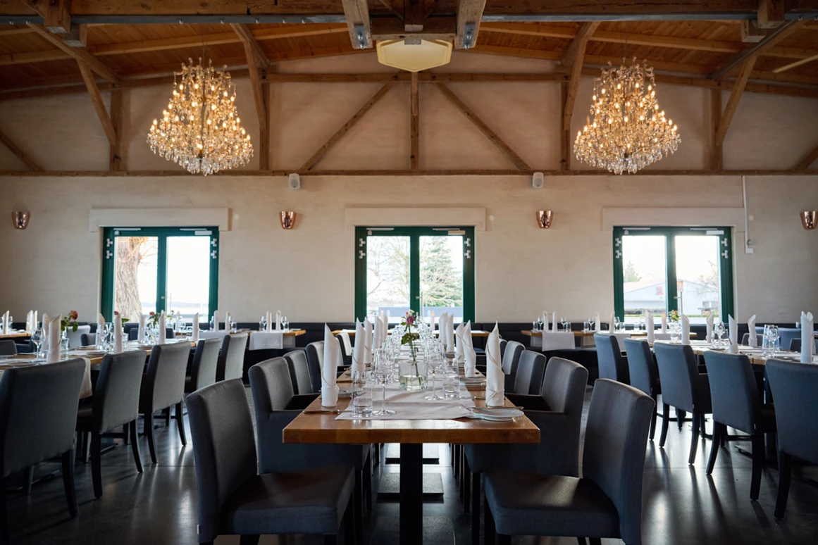 Hochzeitslocation: Tische werden So ausgerichtet. dass das Brautpaar immer zu sehen ist. - Restaurant Filterhaus