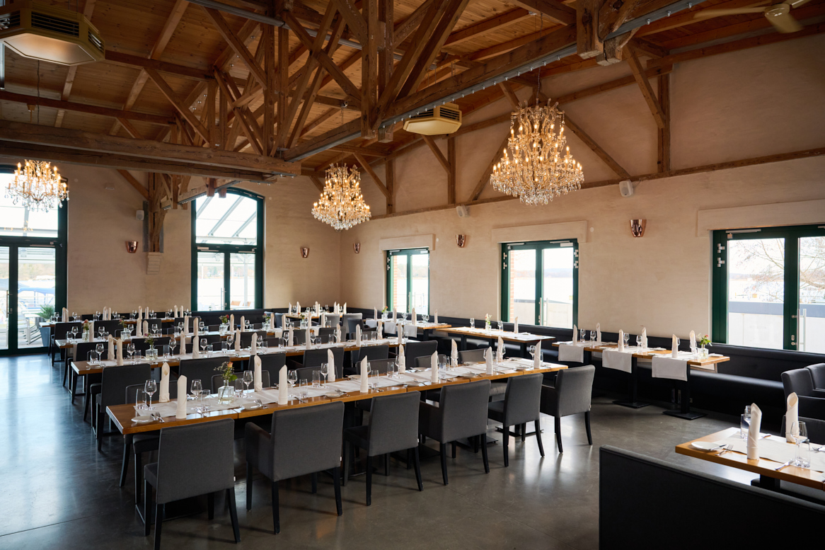 Hochzeitslocation: Unsere Tische können individuell arrangiert werden – ganz nach euren Wünschen. Ob lange Tafeln, gemütliche Inseln oder eine offene Bestuhlung – wir gestalten den Raum so, dass er perfekt zu eurem besonderen Tag passt. - Restaurant Filterhaus