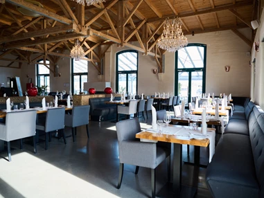 Hochzeitslocation: Im FILTERHAUS erwartet euch eine harmonische Mischung aus modernem Industriecharme und gemütlicher Atmosphäre. Mit unserem regulären Set-up bieten wir eine stilvolle Tischanordnung, die sowohl Geselligkeit als auch Privatsphäre ermöglicht.
Die flexible Raumgestaltung sorgt dafür, dass sich unser Ambiente perfekt an euren Anlass anpasst – ob entspanntes Dinner, geselliges Beisammensein oder ein besonderer Feiermoment. Kommt vorbei und erlebt es selbst - Restaurant Filterhaus