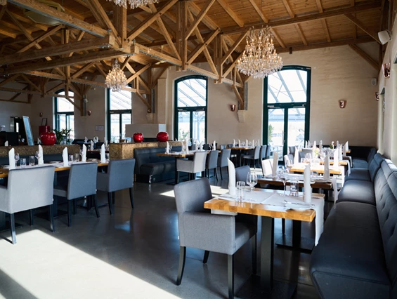 Hochzeitslocation: Im FILTERHAUS erwartet euch eine harmonische Mischung aus modernem Industriecharme und gemütlicher Atmosphäre. Mit unserem regulären Set-up bieten wir eine stilvolle Tischanordnung, die sowohl Geselligkeit als auch Privatsphäre ermöglicht.
Die flexible Raumgestaltung sorgt dafür, dass sich unser Ambiente perfekt an euren Anlass anpasst – ob entspanntes Dinner, geselliges Beisammensein oder ein besonderer Feiermoment. Kommt vorbei und erlebt es selbst - Restaurant Filterhaus