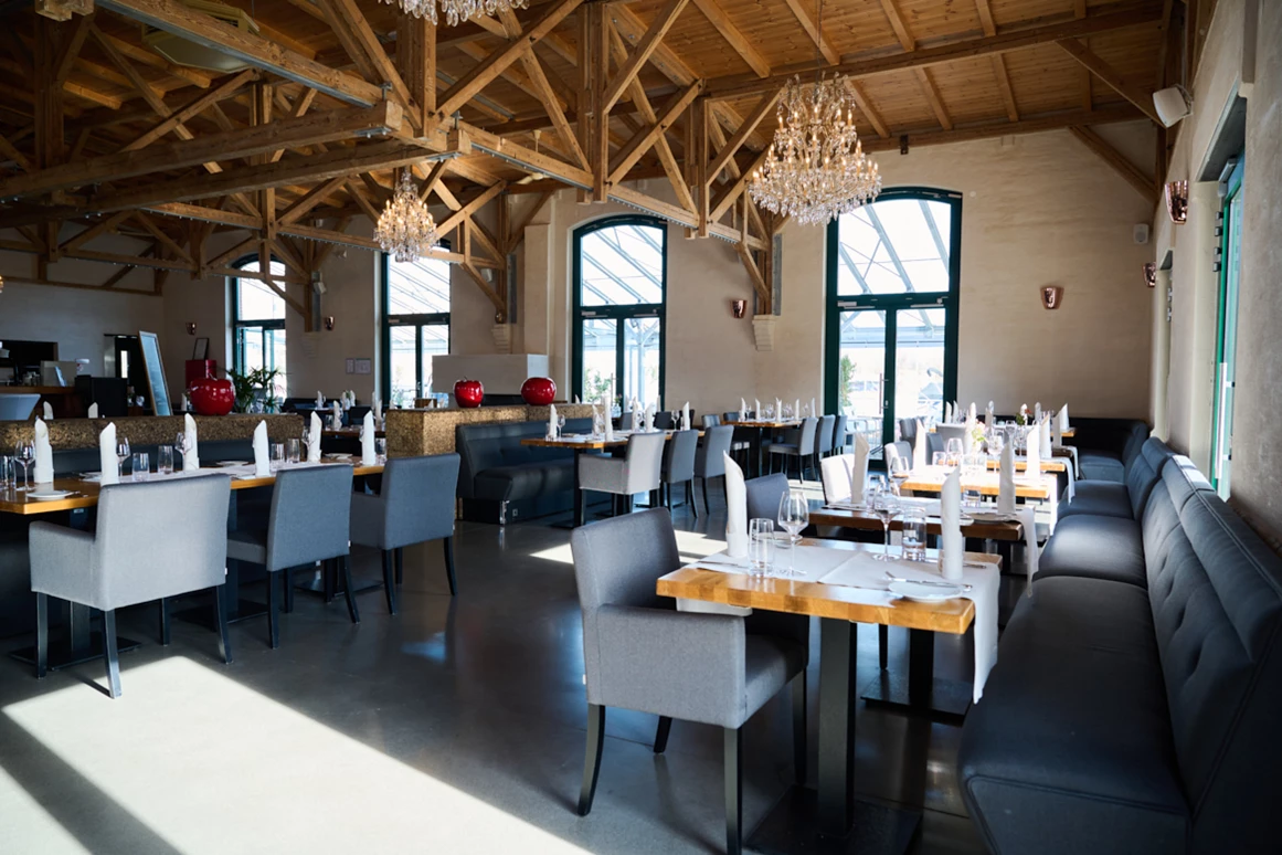 Hochzeitslocation: Im FILTERHAUS erwartet euch eine harmonische Mischung aus modernem Industriecharme und gemütlicher Atmosphäre. Mit unserem regulären Set-up bieten wir eine stilvolle Tischanordnung, die sowohl Geselligkeit als auch Privatsphäre ermöglicht.
Die flexible Raumgestaltung sorgt dafür, dass sich unser Ambiente perfekt an euren Anlass anpasst – ob entspanntes Dinner, geselliges Beisammensein oder ein besonderer Feiermoment. Kommt vorbei und erlebt es selbst - Restaurant Filterhaus