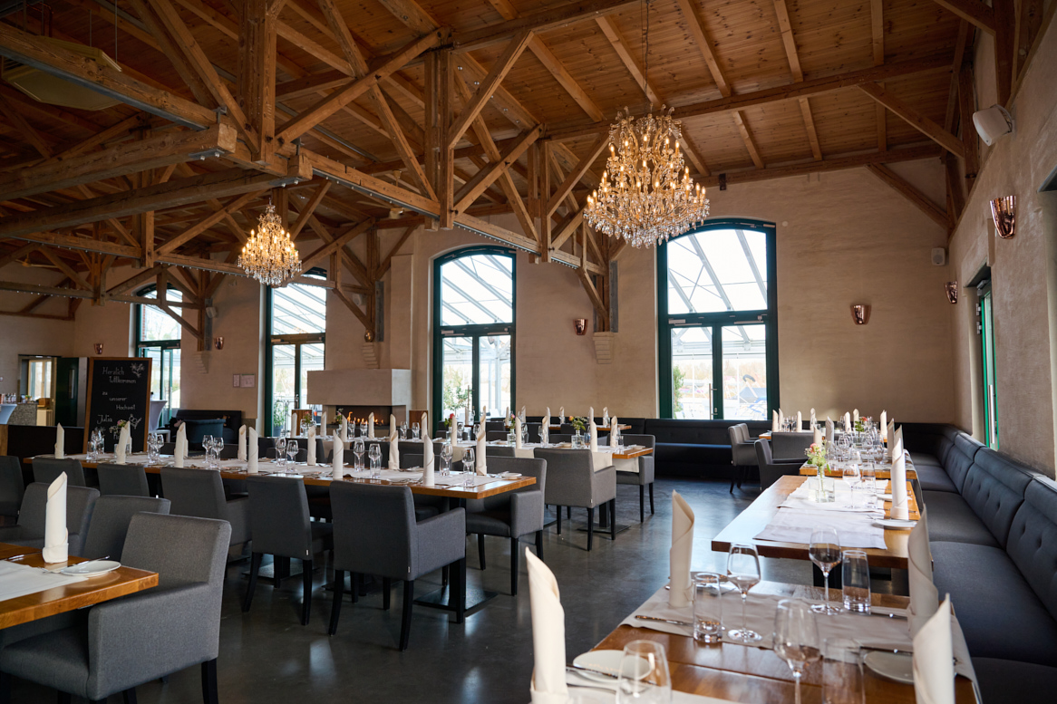 Hochzeitslocation: Unsere Tische können individuell arrangiert werden – ganz nach euren Wünschen. Ob lange Tafeln, gemütliche Inseln oder eine offene Bestuhlung – wir gestalten den Raum so, dass er perfekt zu eurem besonderen Tag passt. - Restaurant Filterhaus