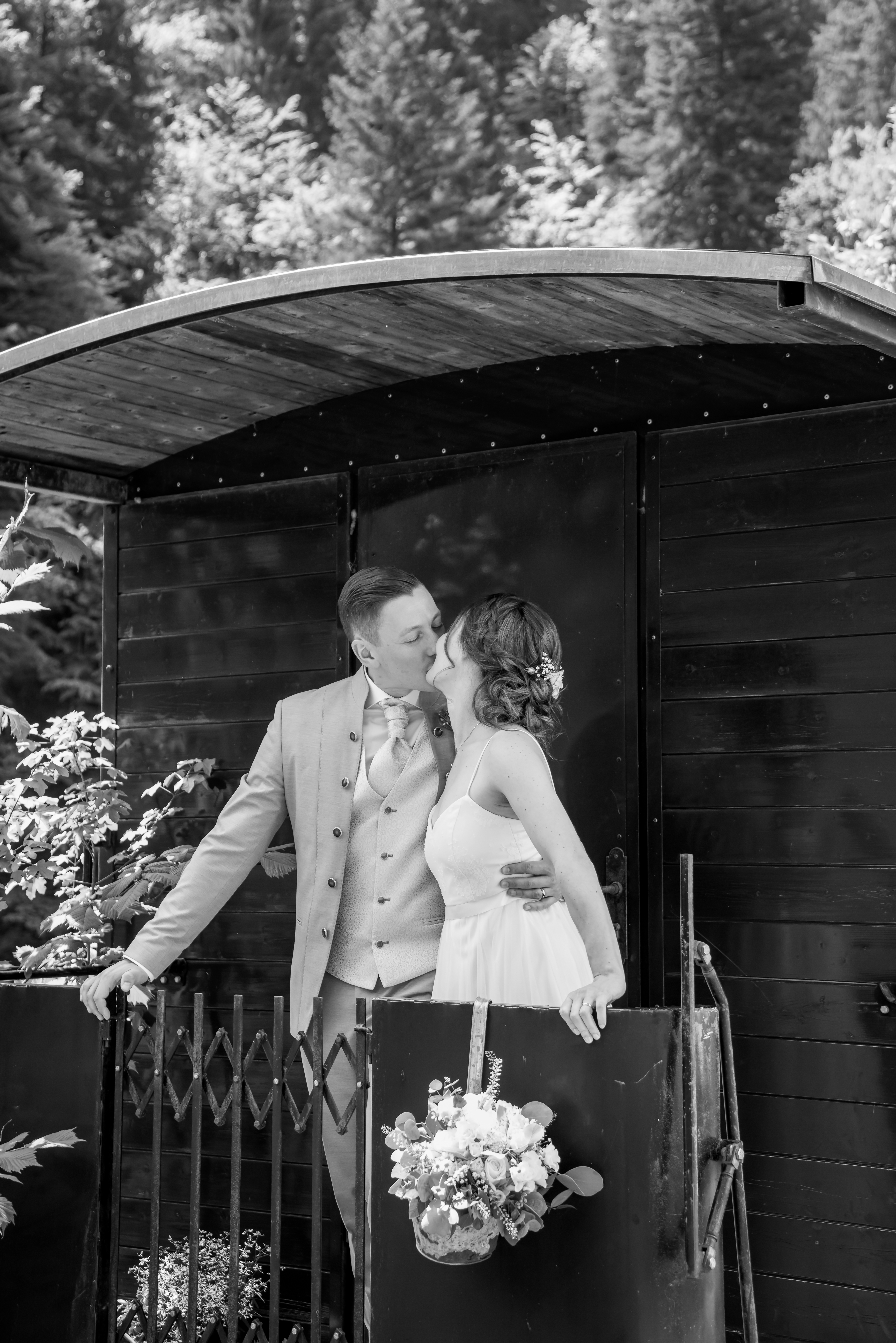 'H' an der Ach Angaben zu den Festsälen Honeymoon-Waggon