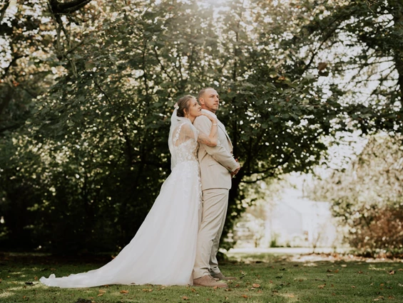 Hochzeitslocation: Romantische Hochzeiten im Landhotel Rehedyk. Umgeben von Natur, Freunden und der Familie.  - Landhotel Rehedyk