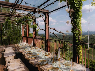 Hochzeit: überdachte Terrasse für die Tafel mit Aussicht  - Der FeineSteirer