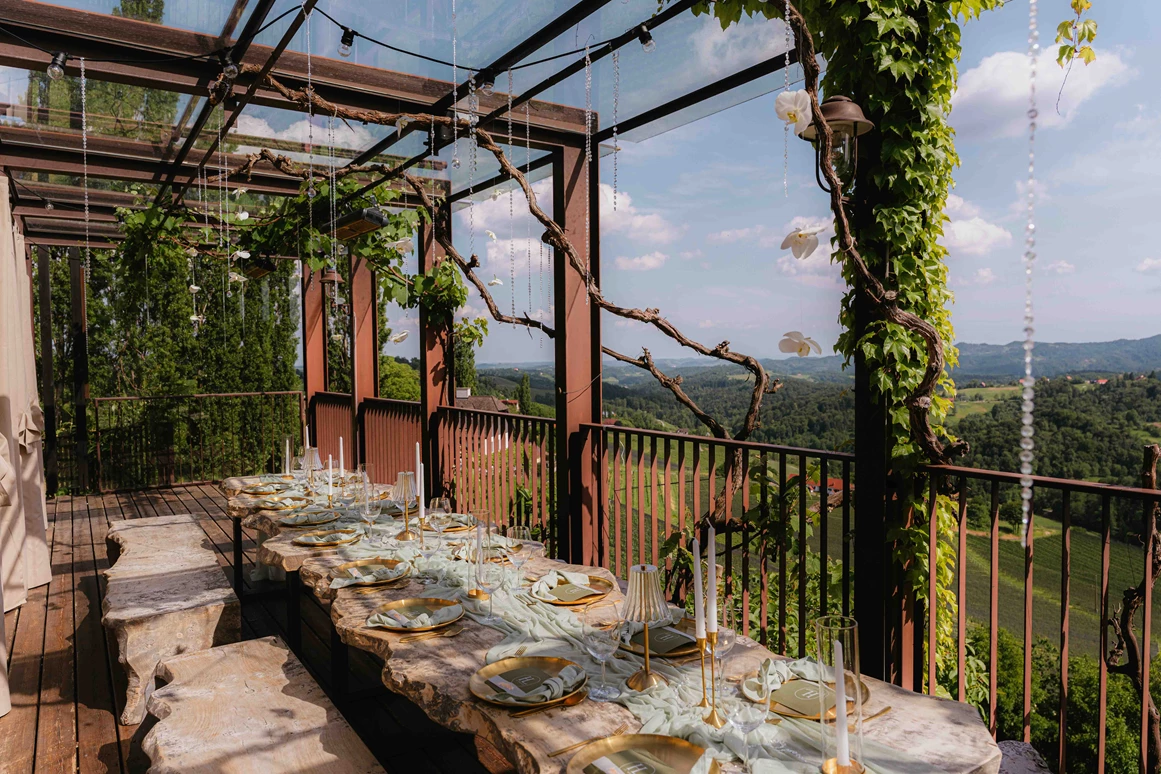 Hochzeit: überdachte Terrasse für die Tafel mit Aussicht  - Der FeineSteirer