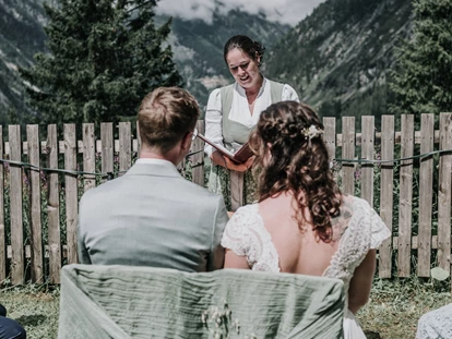 Hochzeit - nächstes Hotel - Tirol - StandStandesamtliche Trauung mit Frau Dornauer – Ein Moment für die Ewigkeit 💍✨
📸 Bildbeschreibung:
Inmitten der atemberaubenden Kulisse der Zillertaler Alpen gibt sich das Brautpaar unter freiem Himmel das Ja-Wort. Frau Dornauer, die Standesbeamtin aus Mayrhofen, leitet die Zeremonie mit warmen Worten, während das Paar sich tief in die Augen blickt – voller Liebe, Vorfreude und Emotionen.
Die Gäste sitzen auf liebevoll dekorierten Holzbänken, umgeben von sanft im Wind wiegenden Blumenarrangements. Die Sonne taucht die Szenerie in ein warmes Licht, während im Hintergrund majestätische Berge und blühende Almwiesen für eine unvergleichliche Atmosphäre sorgen.
Es ist ein Moment, in dem die Welt stillzustehen scheint – ein Augenblick, der für immer in den Herzen des Brautpaares und seiner Gäste bleibt. Nach dem feierlichen Ja-Wort strahlt das frisch verheiratete Paar überglücklich, während Applaus und Jubelrufe in der Bergluft widerhallen.
Ein Bild, das die Magie und Einzigartigkeit einer Hochzeit in den Bergen mit einer feierlichen standesamtlichen Zeremonie perfekt einfängt. 💛✨es - Grawandhütte