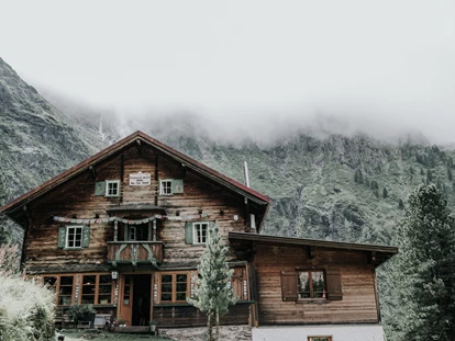 Hochzeit - nächstes Hotel - Tirol - Hochzeitslocation Grawandhütte – Eure Traumhochzeit in den Bergen 💍🏔✨
Die Grawandhütte ist der perfekte Ort für eine natürliche, romantische und unvergessliche Hochzeit. Inmitten der majestätischen Zillertaler Alpen, auf 1.640 Metern Höhe, bietet sie eine atemberaubende Kulisse, herzliche Gastfreundschaft und eine besondere Atmosphäre – ideal für alle, die sich das Ja-Wort in einer einzigartigen Umgebung geben möchten.
🌿 Warum die Grawandhütte?
✅ Traumhafte Bergkulisse – Perfekt für eure Zeremonie, Fotos und ein unvergessliches Ambiente.
✅ Rustikale Gemütlichkeit & moderne Eleganz – Eine 100 Jahre alte Veranda mit Bar & Tanzfläche, die sich individuell gestalten lässt.
✅ Natur pur & exklusives Ambiente – Eure Feier in einer einzigartigen Location abseits des Trubels.
✅ Kulinarische Highlights – Regionale Spezialitäten & auf Wunsch ein 6-Gänge-Gourmet-Menü.
✅ Mehr als nur eine Hochzeit – Ein ganzes Erlebnis! – Lagerfeuer, Eisschwimmen, Wandern, Yoga & private Rückzugsmöglichkeiten.
✅ Gratis Übernachtung für das Brautpaar – Inklusive liebevollem Frühstück und exklusiver Nutzung unserer Sonnenterrasse. - Grawandhütte
