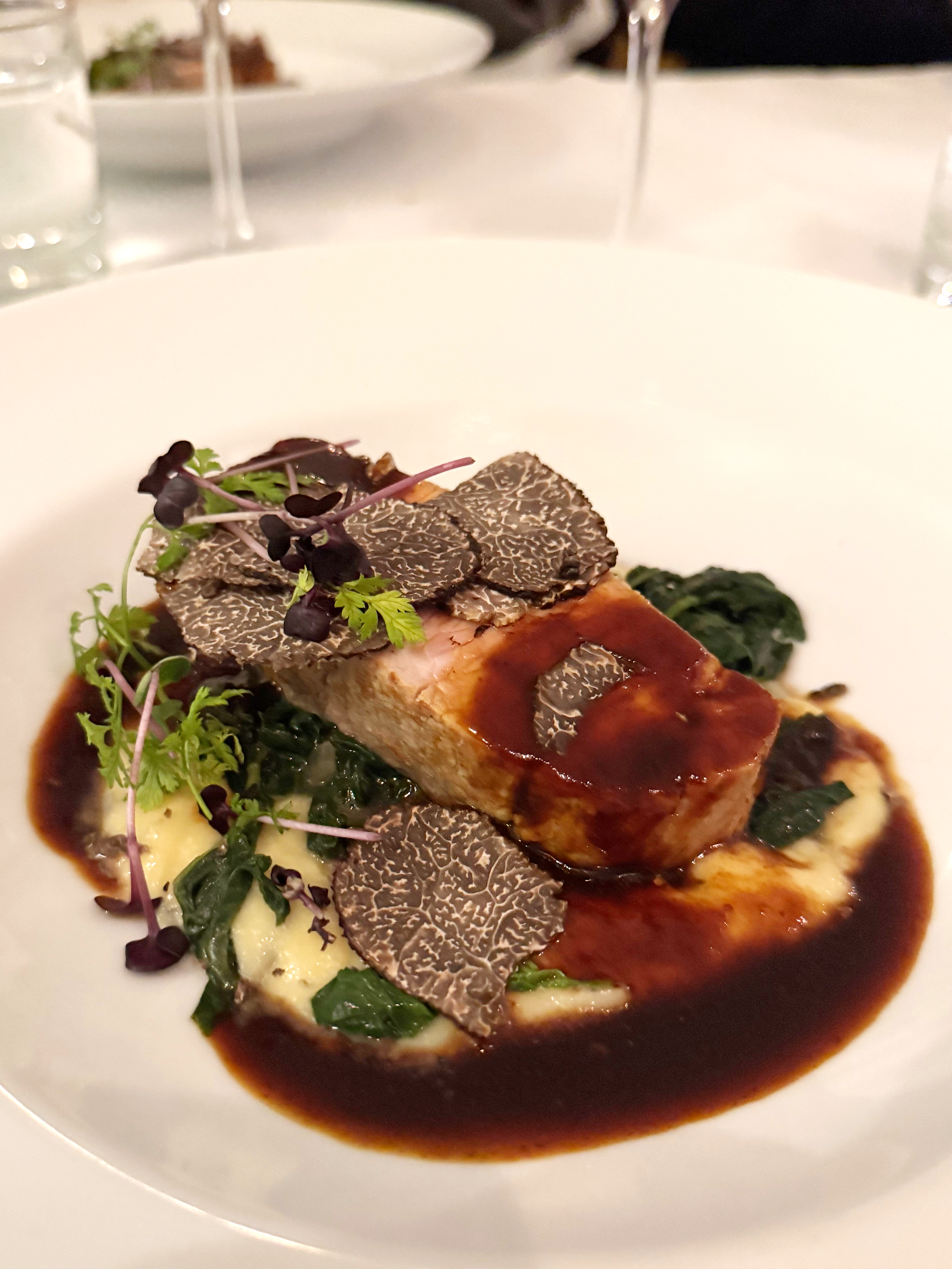 Hochzeit: Rosa gebratener Kalbsrücken
begleitet von schwarzem Wintertrüffel,
zartem Blattspinat und einem getrüffelten Kartoffelpüree,
abgerundet mit einer intensiven Jus - Oskar Restaurant & Vinothek