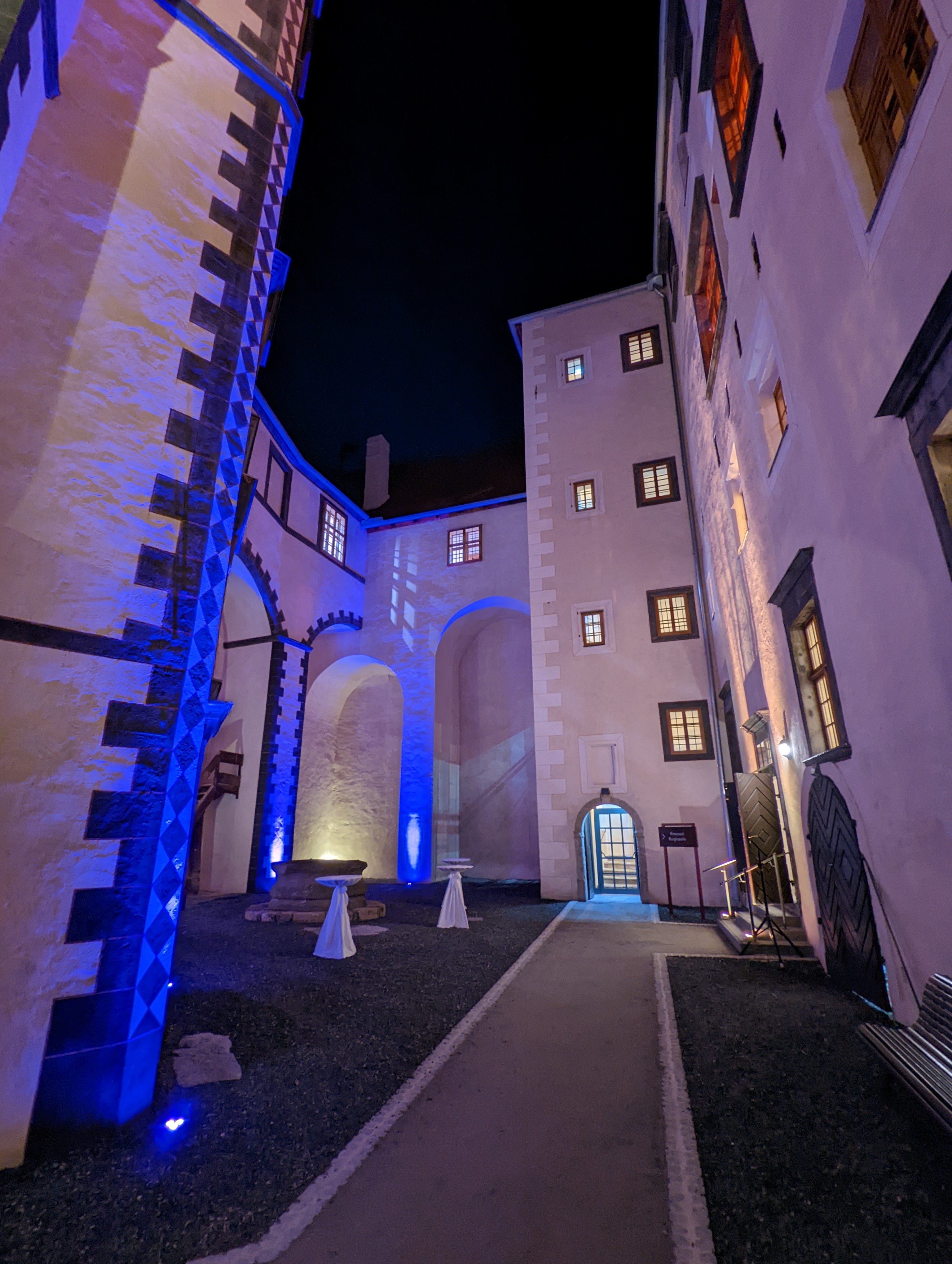 Hochzeitslocation: schwarzer Hof bei Nacht - Burghotel Schlaining