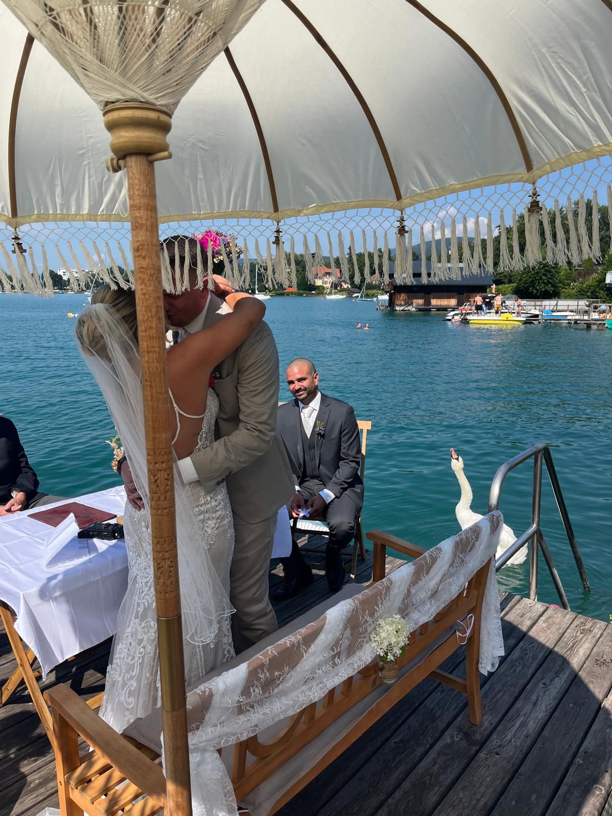 Hochzeitslocation: Wenn die Schwäne beim JA Wort mitfeiern, jubeln auch die Gäste! - Heiraten am Seerosensteg