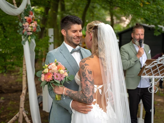 Hochzeit: Freie Trauung im Garten bei schönstem Wetter - BrunsGARTEN