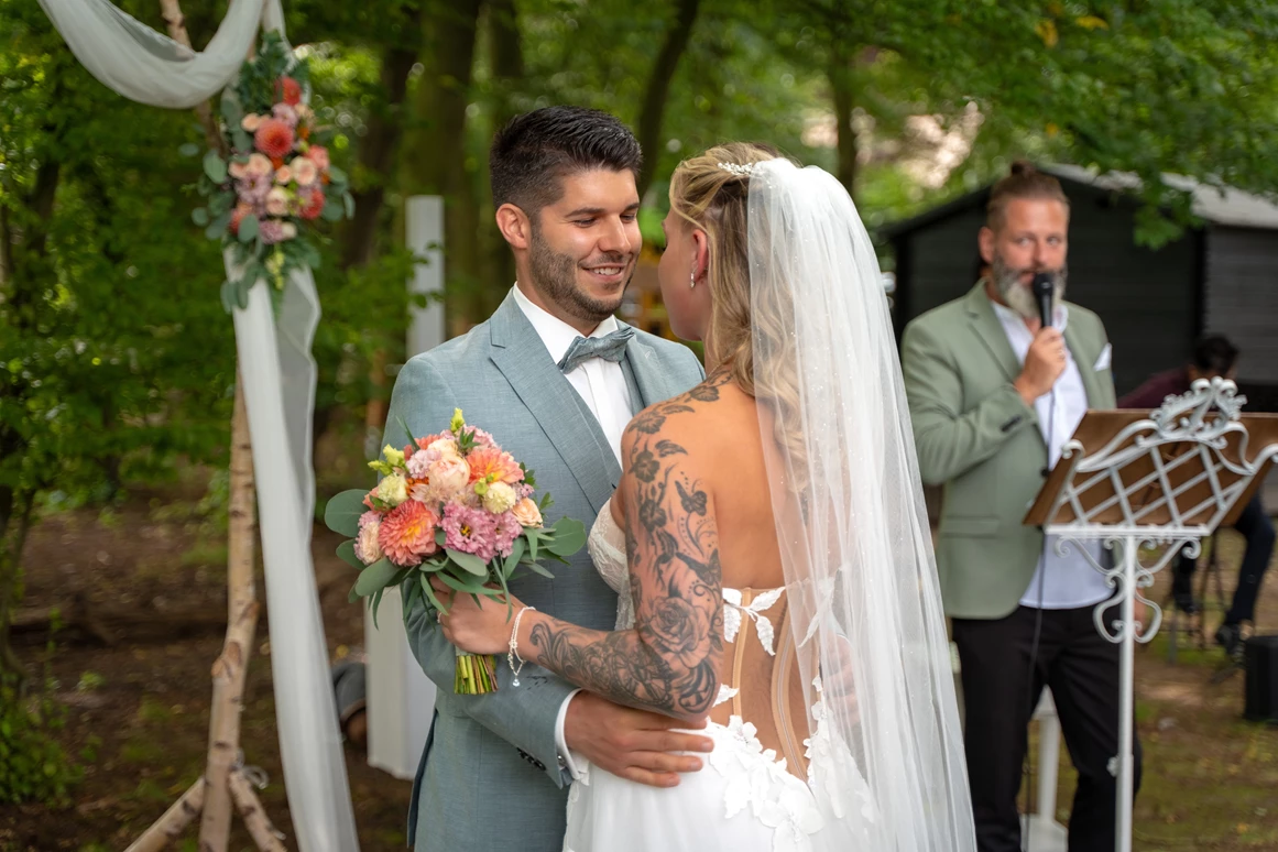 Hochzeit: Freie Trauung im Garten bei schönstem Wetter - BrunsGARTEN