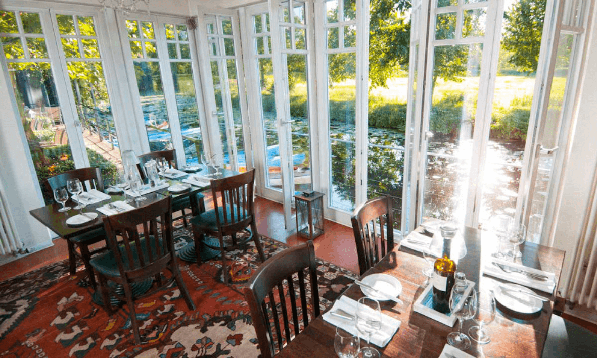 Hochzeitslocation: Heller, freundlicher Raum mit großen Fenstern und Blick ins Grüne. Perfekt für den Sektempfang, das Buffet oder den feierlichen Anschnitt der Hochzeitstorte. - Weinhaus RICORDO