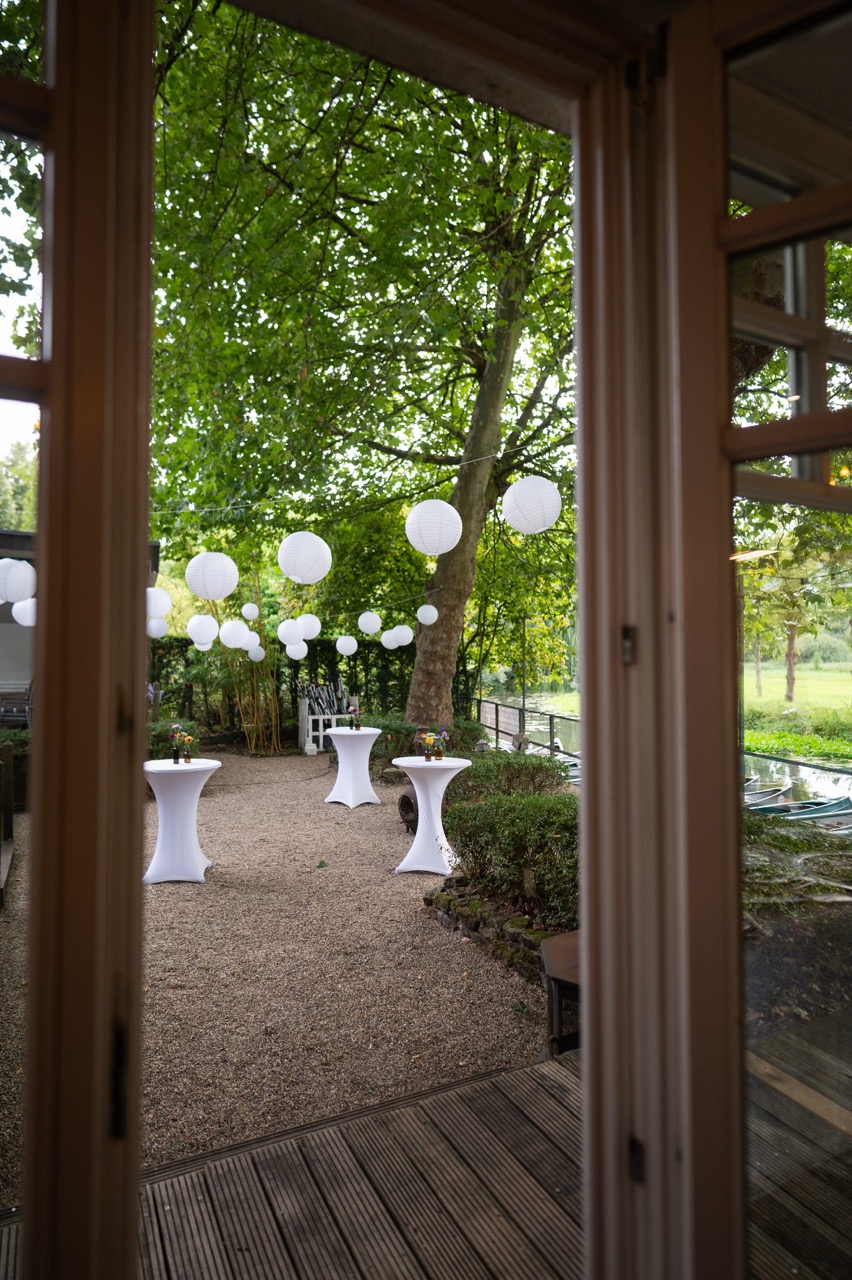 Hochzeitslocation: Blick in den Garten direkt am Fluss. Foto-Credits: https://yourweddingwillbeamazing.de/ - Weinhaus RICORDO