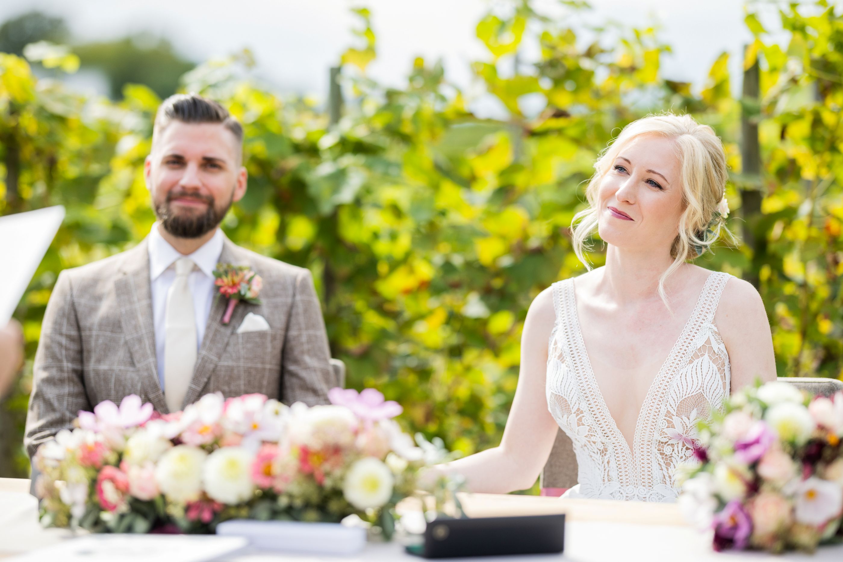 Hochzeitslocation: Brautpaar bei einer kleinen Hochzeit im Freien im Weingarten-Resort in der Steiermark - Weingarten-Resort Unterlamm Loipersdorf