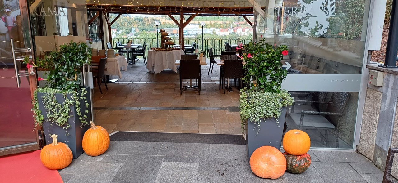 Hotel - Restaurant - Catering CHRISTKINDLWIRT Angaben zu den Festsälen Terrasse