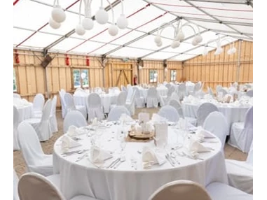 Hochzeitslocation: Runde Tische - Eventhalle am Freizeitresort Mudau im Odenwald