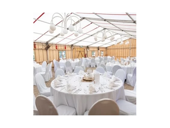 Hochzeitslocation: Runde Tische - Eventhalle am Freizeitresort Mudau im Odenwald