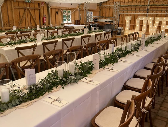 Hochzeitslocation: Lange Tafeln  - Eventhalle am Freizeitresort Mudau im Odenwald