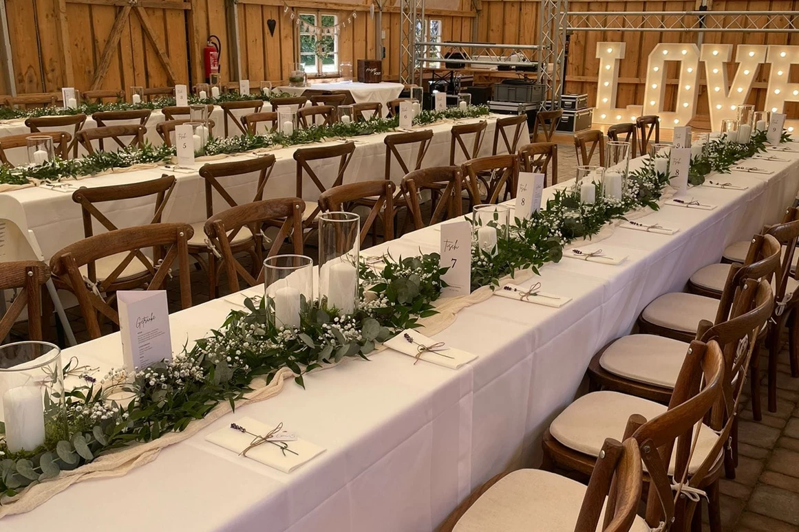 Hochzeitslocation: Lange Tafeln  - Eventhalle am Freizeitresort Mudau im Odenwald