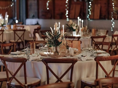 Hochzeitslocation: Tischdekoration - Eventhalle am Freizeitresort Mudau im Odenwald
