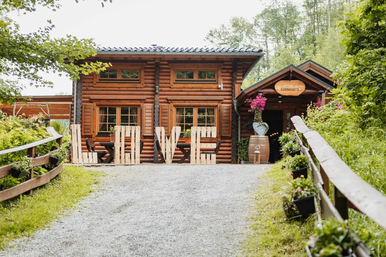 Matrimonio - Festzelt - Nord Reno-Westfalia - Auf Wunsch stellen wir euch den beleuchteten Schriftzug "Love" zur Verfügung. - Brilons Kurparkhütte