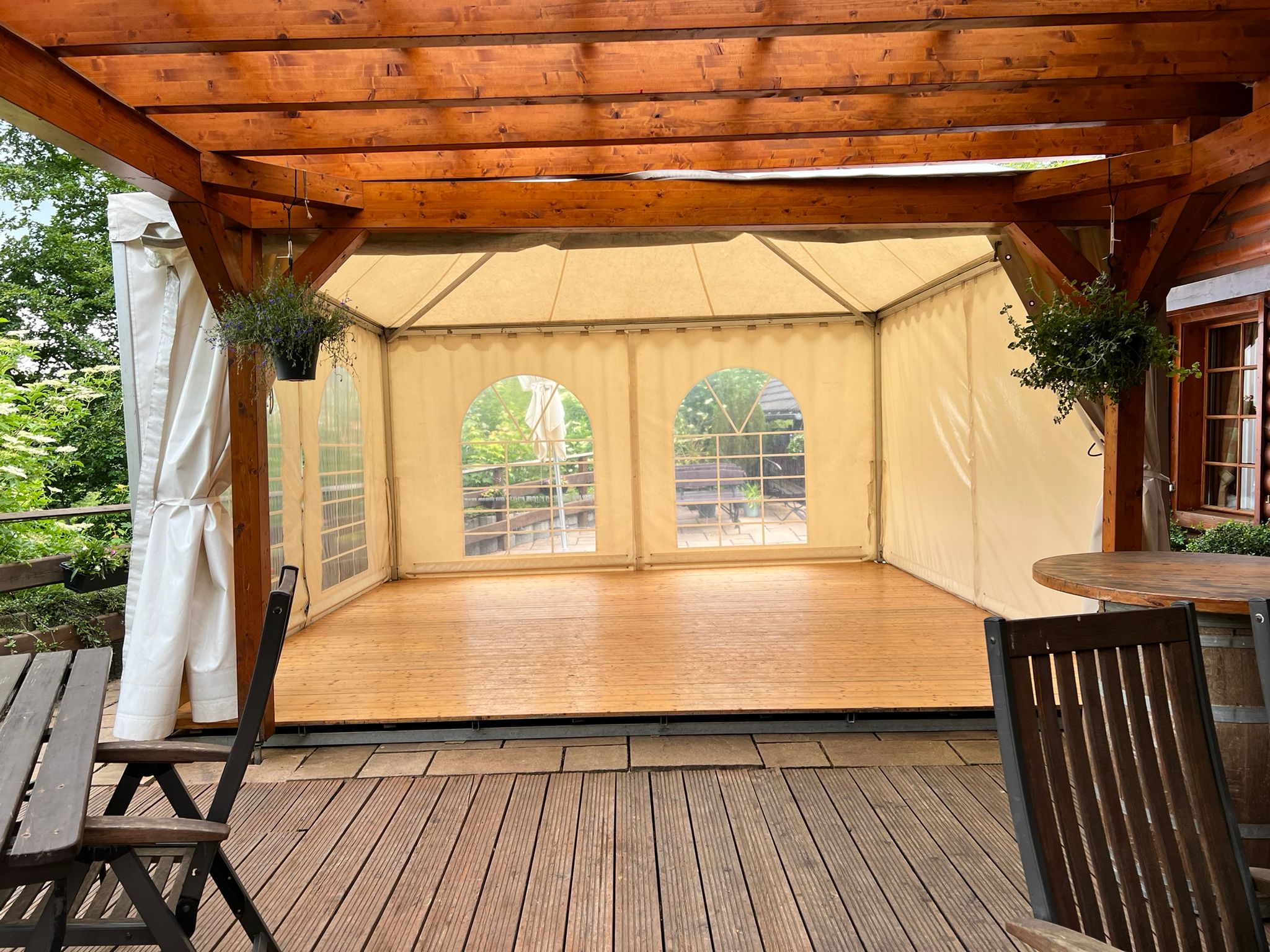 Hochzeit: Auf Wunsch kann ein Außenzelt gebucht werden. - Brilons Kurparkhütte