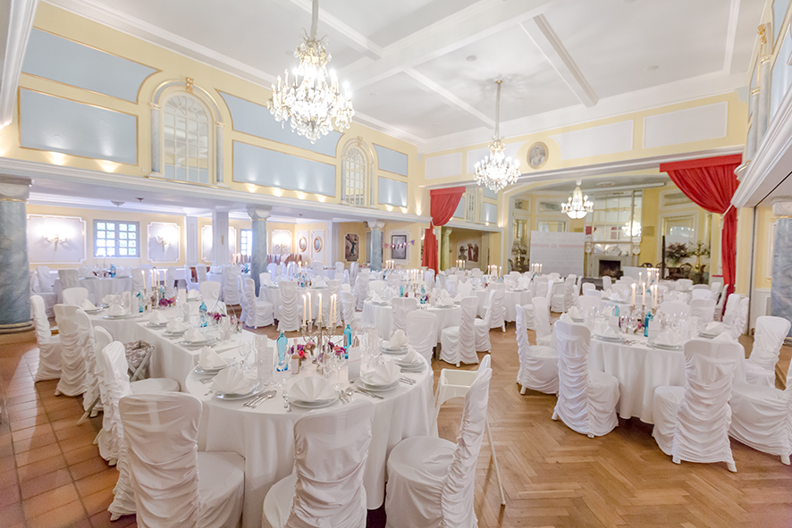 Hochzeit: Romantiksaal mit Rundtischen  - Eventlocation Schloss Thurn