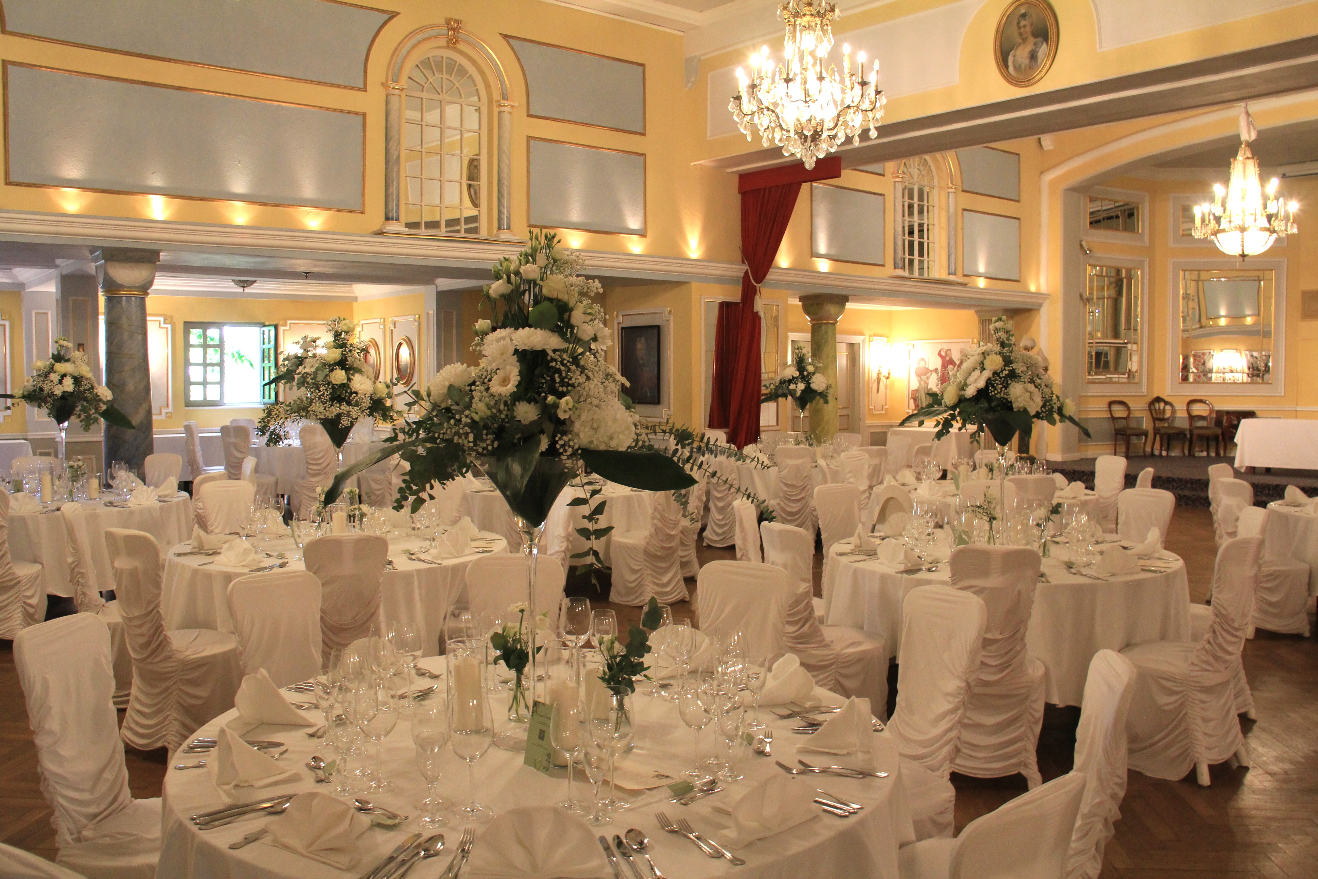 Hochzeit: Romantiksaal mit Rundtischen  - Eventlocation Schloss Thurn