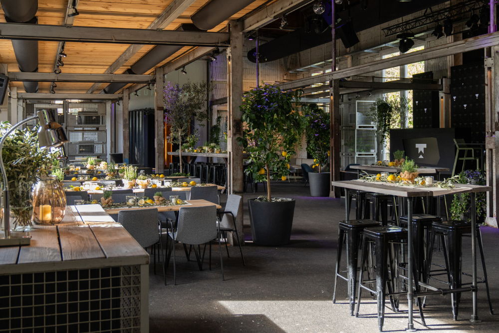 Hochzeit: Sommerliche Bestuhlung mit einem Mix aus Holztischen und Hochtischen - TEUFELWERK