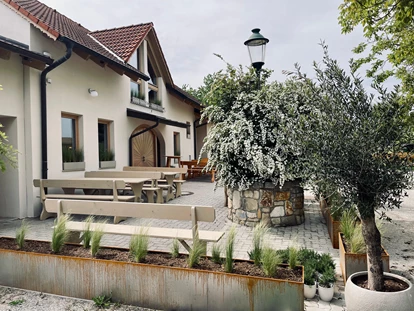 Bruiloft - Weinviertel - Die Außenanlage der FRANZWIRTSCHAFT in Arbesthal. - Franzwirtschaft