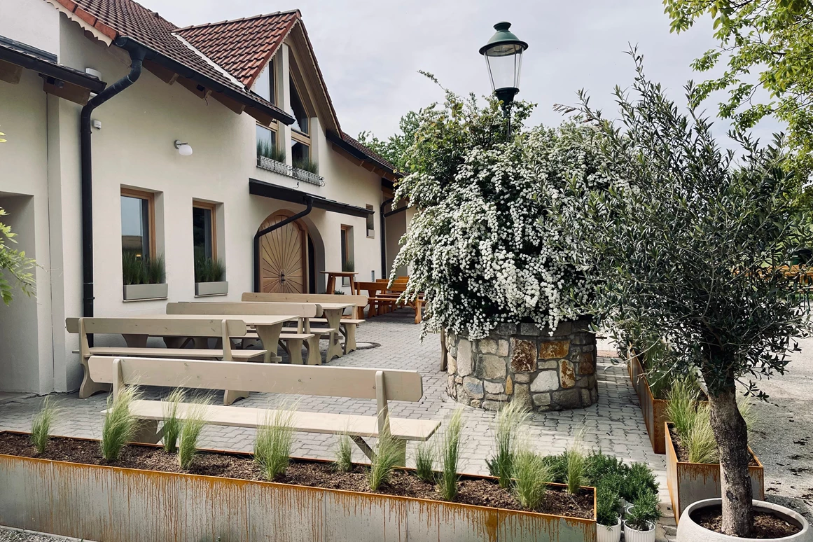 Hochzeitslocation: Die Außenanlage der FRANZWIRTSCHAFT in Arbesthal. - Franzwirtschaft