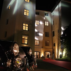 Hochzeit: Schloss mit Schlosshof stimmungsvoll beleuchtet - Schloss Steyregg