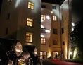 Hochzeit: Schloss mit Schlosshof stimmungsvoll beleuchtet - Schloss Steyregg