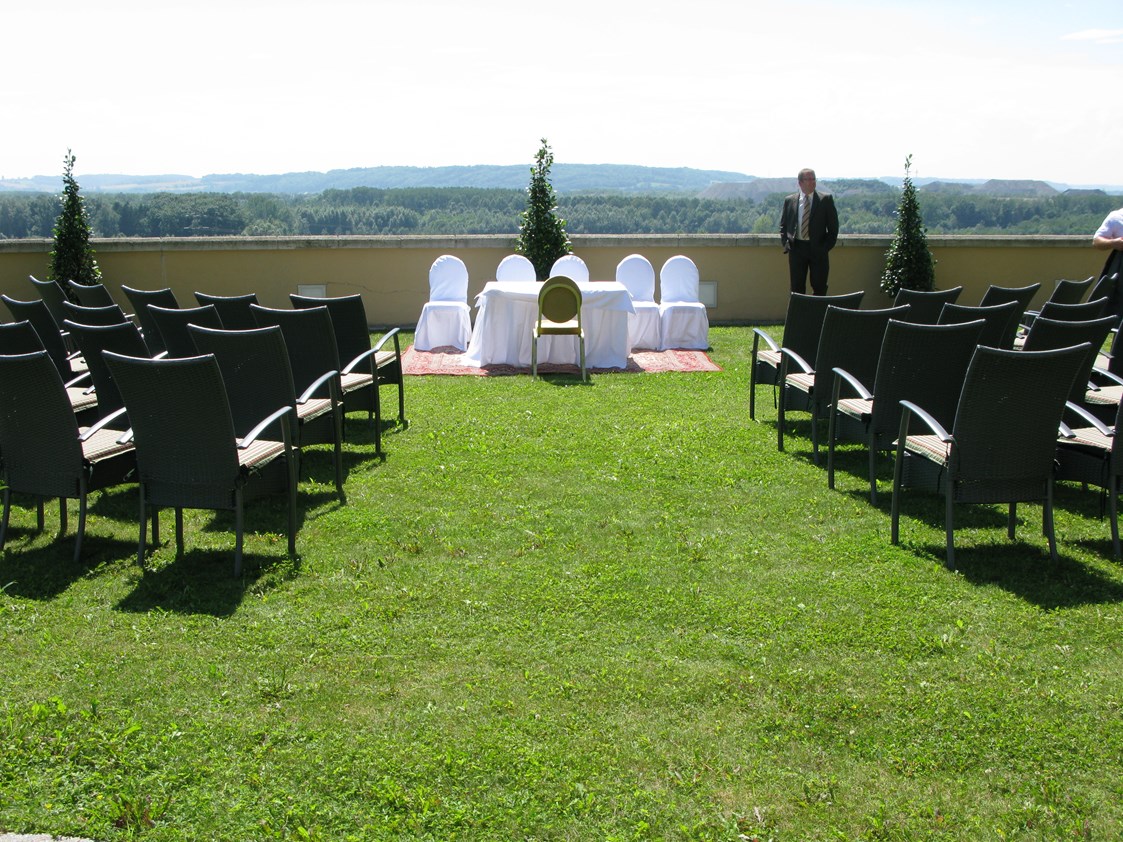 Hochzeit: Trauung im Arkadengarten mit Blick nach Süden - Schloss Steyregg