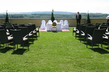 Hochzeit: Trauung im Arkadengarten mit Blick nach Süden - Schloss Steyregg