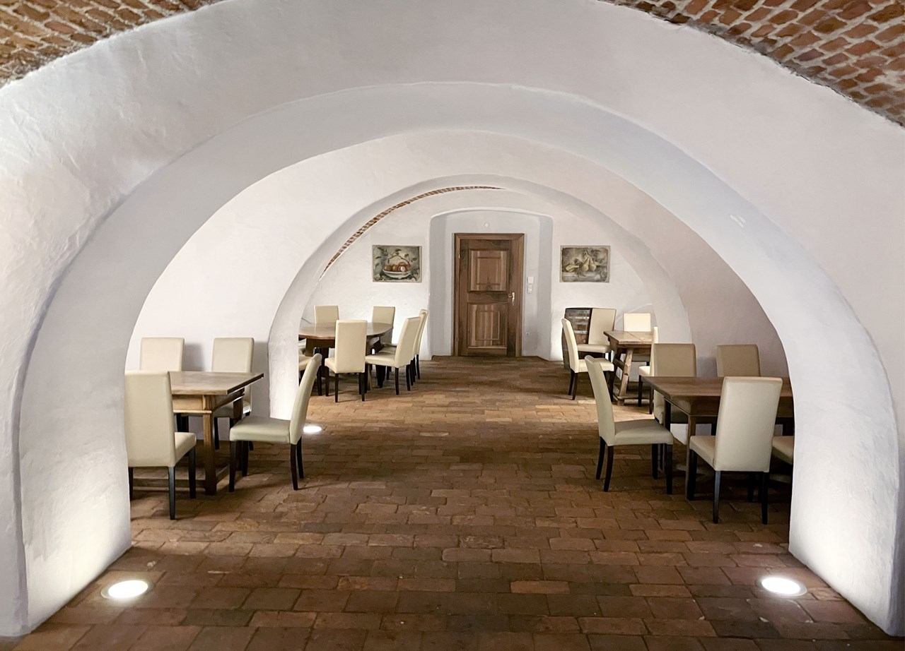 Schloss Steyregg Information about the banquet halls vault