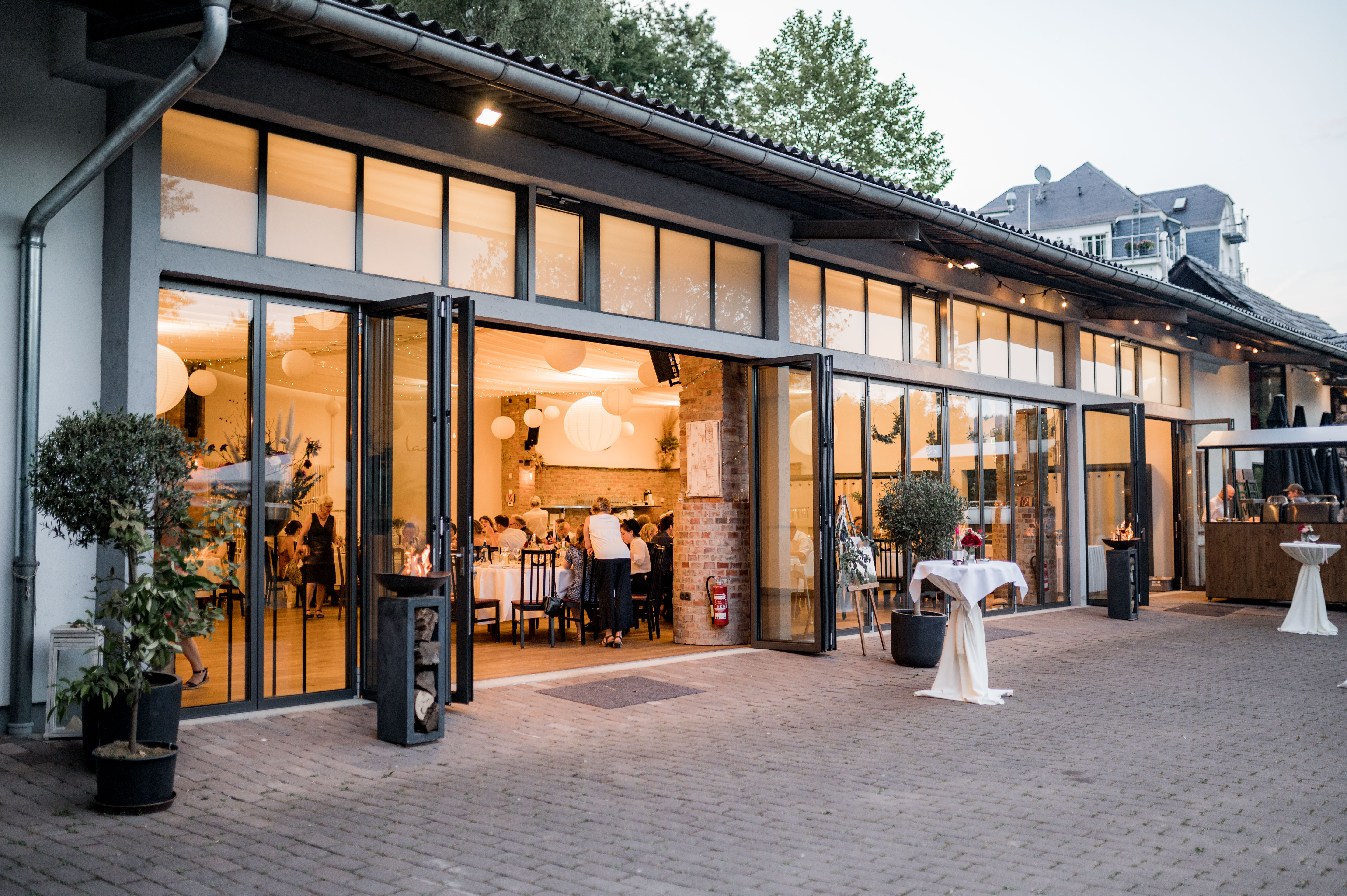 Wedding - Langenselbold - Festhalle Feierwerk - Außenansicht am Nachmittag - Feierwerk Hofgut Langenborn