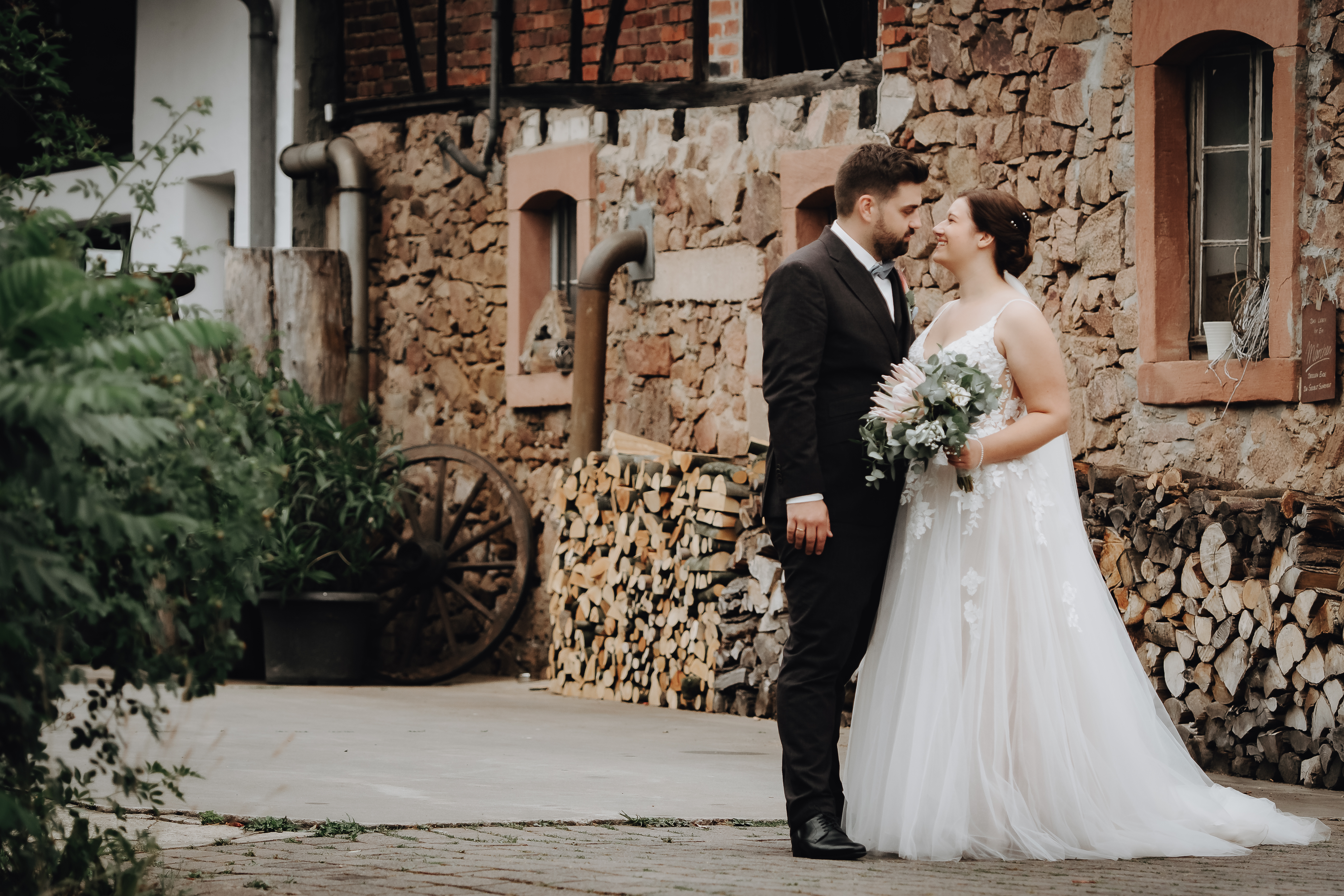 Hochzeitslocation: Fotoshooting an der Scheune - Feierwerk Hofgut Langenborn