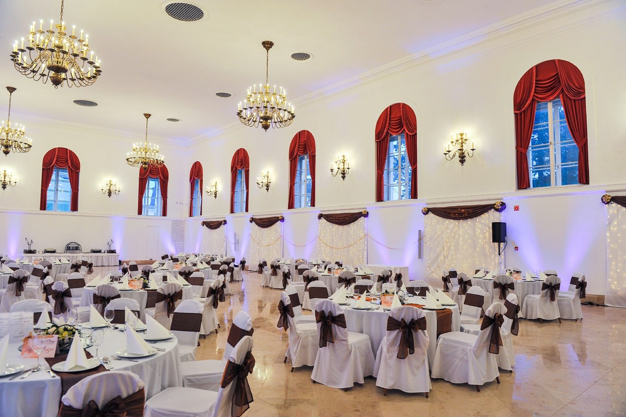 Royal Palace of Gödöllő Information about the banquet halls riding hall