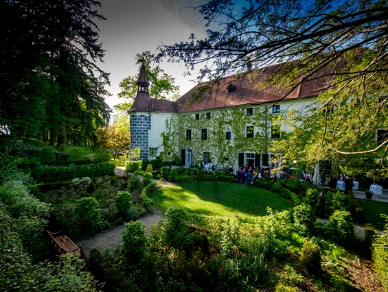 Hochzeit: Standesamtliche Trauung im englischen Garten des Schloss Ernegg. - Schloss Ernegg