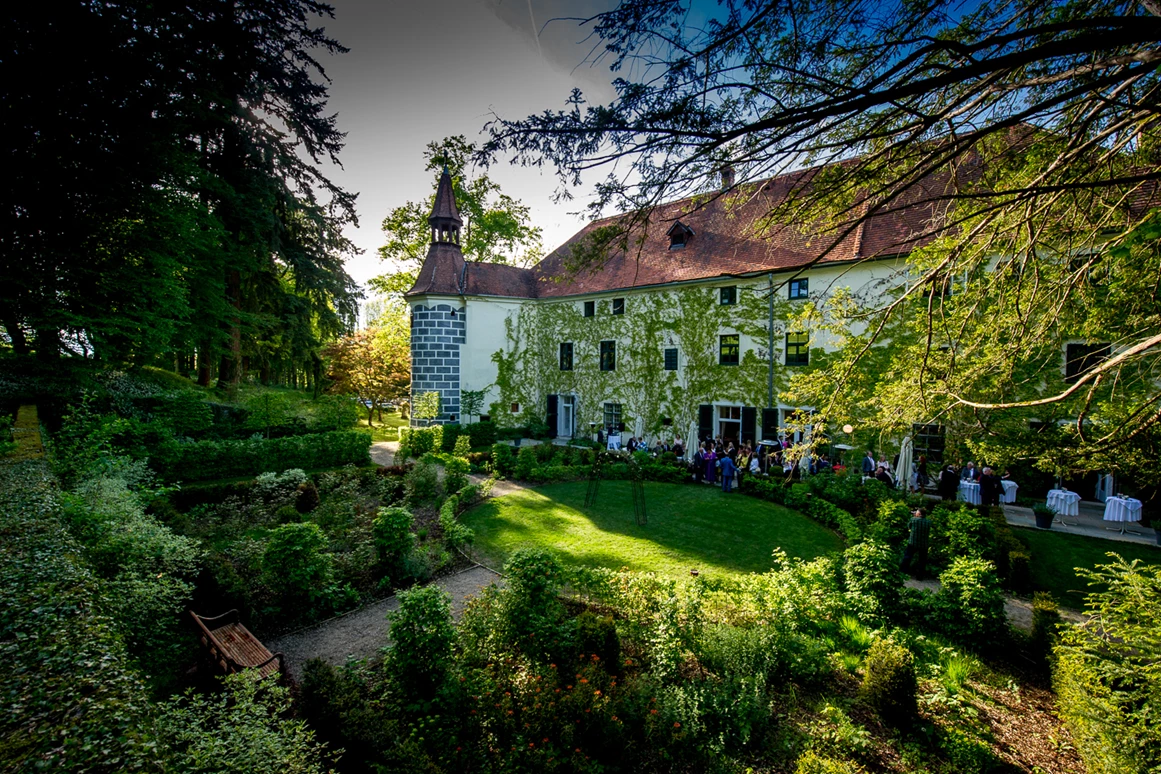 Hochzeit: Standesamtliche Trauung im englischen Garten des Schloss Ernegg. - Schloss Ernegg