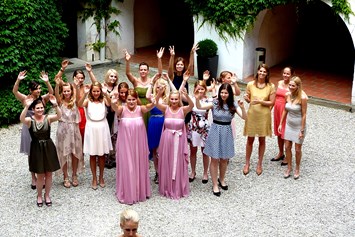 Hochzeit: Brautstraußwerfen im Innenhof - Schloss Ernegg