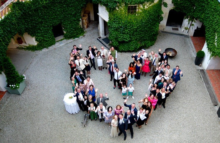 Hochzeit: Gruppenfoto im Innenhof des Schloss Ernegg - Schloss Ernegg