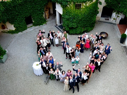 Wedding - Viehdorf - Gruppenfoto im Innenhof des Schloss Ernegg - Schloss Ernegg