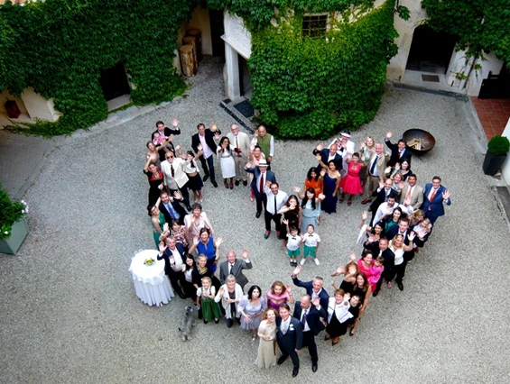 Hochzeit: Gruppenfoto im Innenhof des Schloss Ernegg - Schloss Ernegg