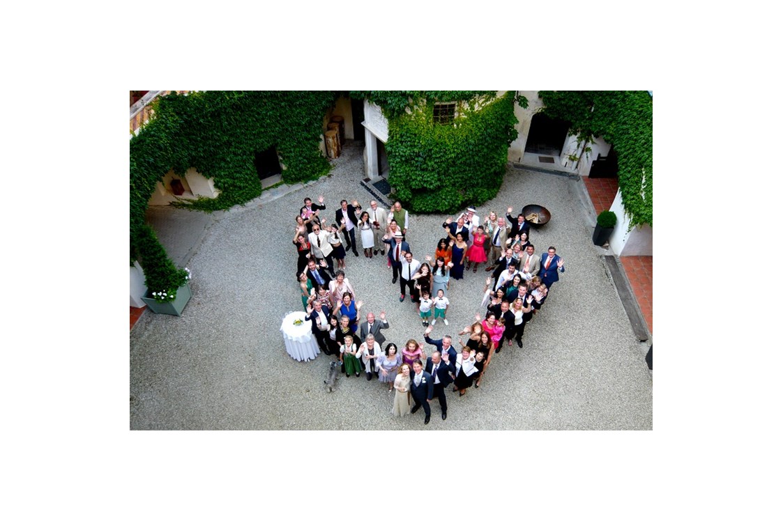 Hochzeit: Gruppenfoto im Innenhof des Schloss Ernegg - Schloss Ernegg